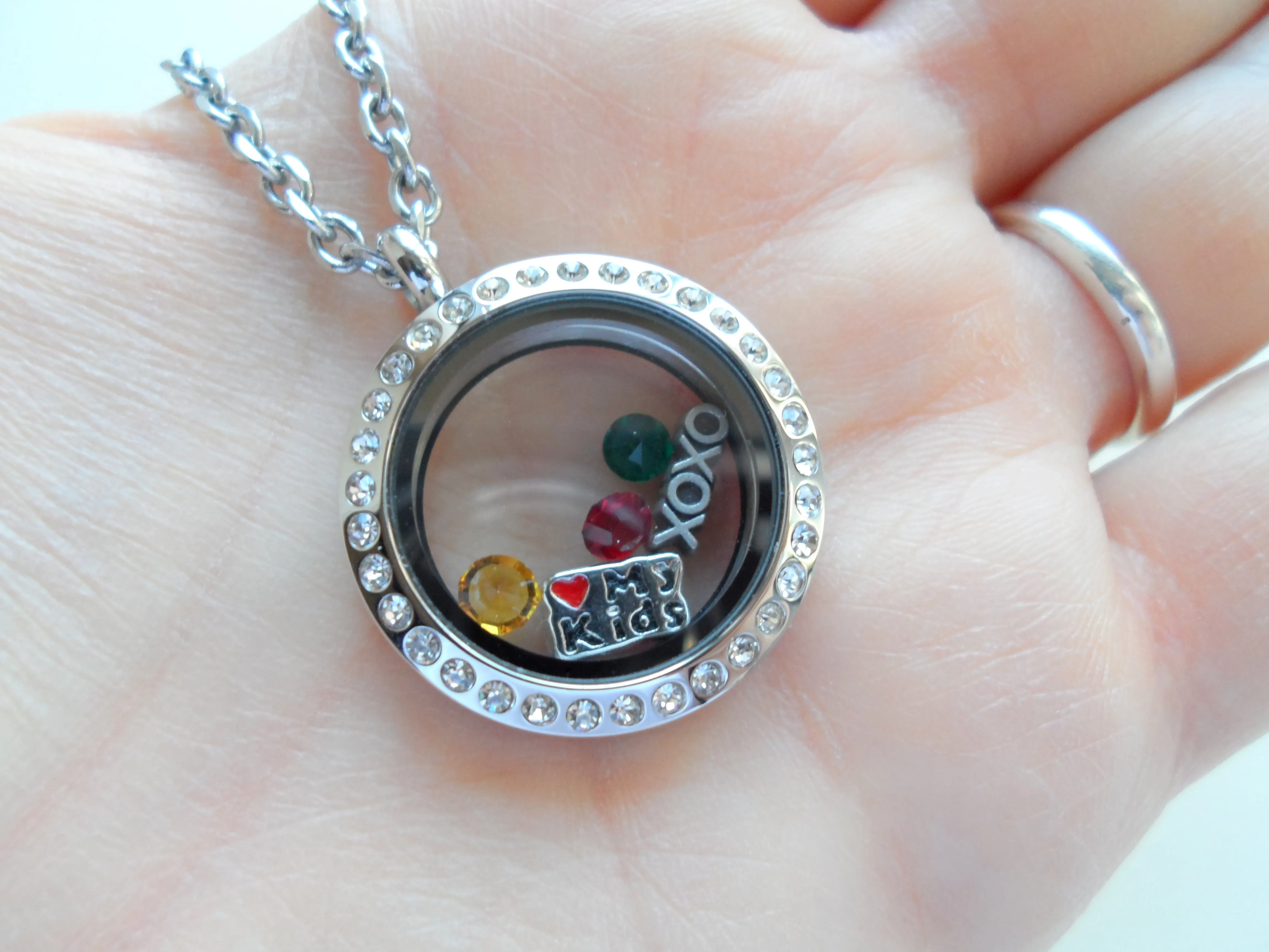 Personalized Medium Crystal Edge Circle Stainless Steel Floating Locket Necklace for Mother or Grandma - by Jewelry Everyday